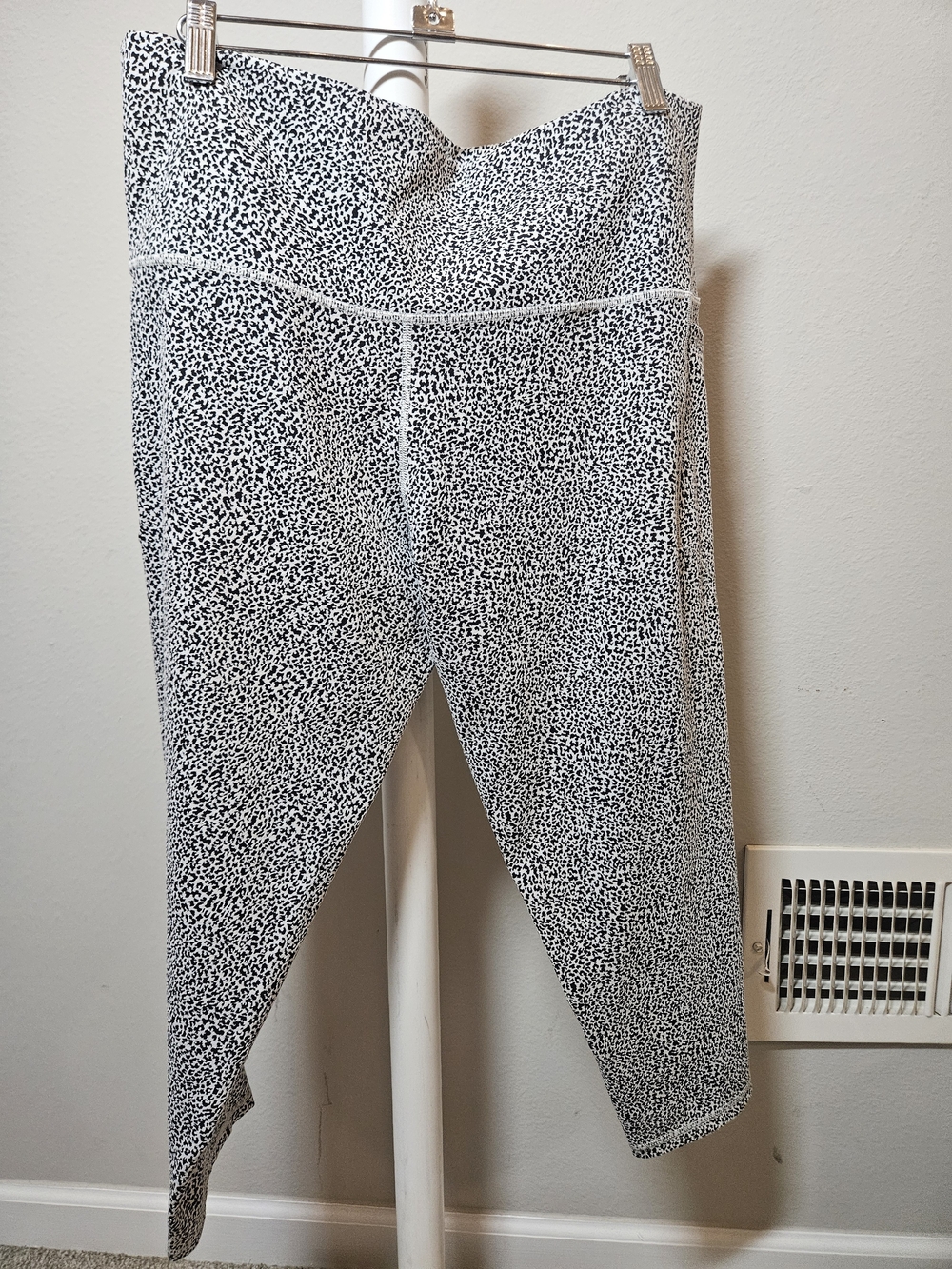 Athlwta 1X High-Waist Black & White Speckle Leggings